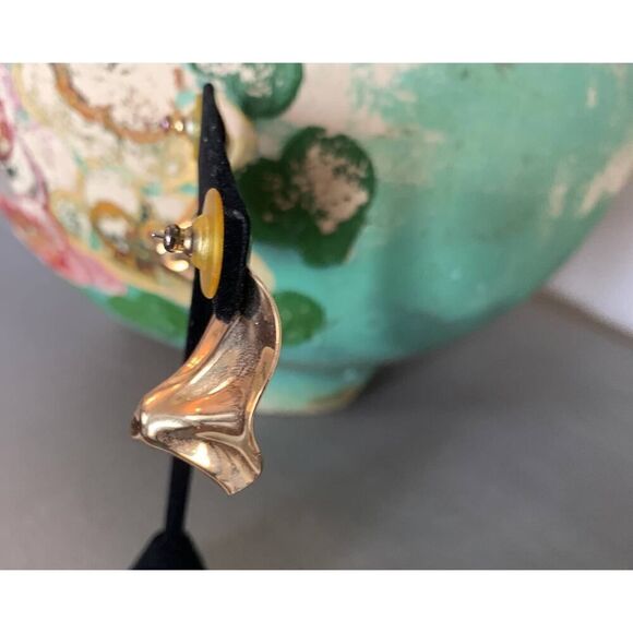 M J Carroll Pierced Pyramid Crystal Center Leaf earrings, Vintage - Picture 3 of 4